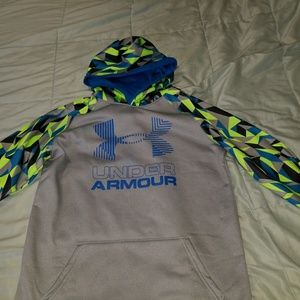 Large youth Under Armour hoodir